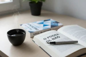 Livro Essencialismo em mesa minimalista