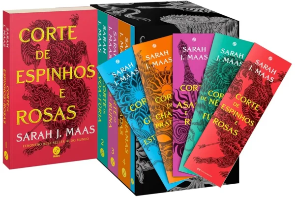 Box Corte de espinhos e rosas (Novas capas) fechado, com os cinco livros e marcadores visíveis