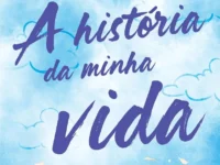 Capa comum do livro A História da Minha Vida de Lucy Score, mostrando uma ilustração de uma mulher e um homem em uma cidade pequena.