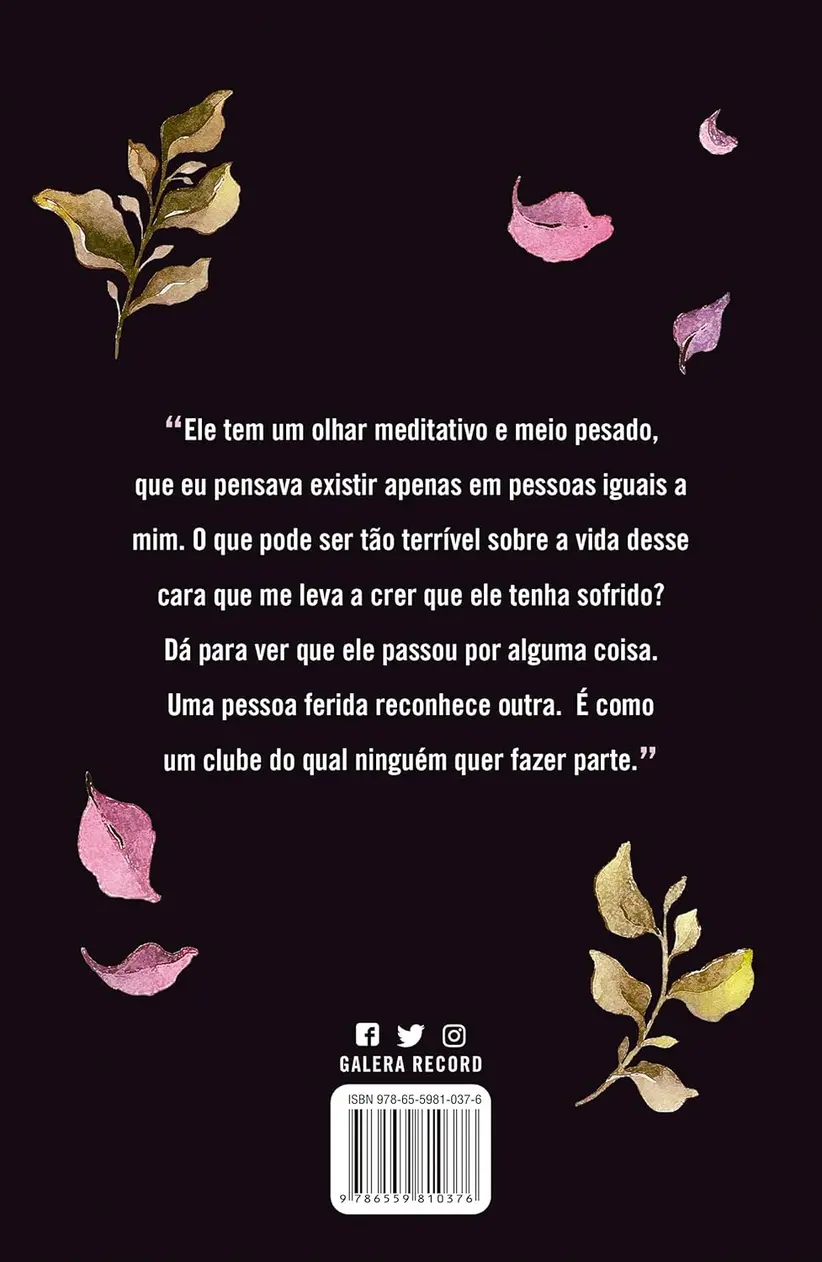 Detalhe da capa e lombada do livro Até o verão terminar, mostrando o título e o nome da autora.