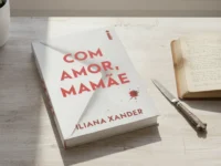 Livro 'Com amor, mamãe' em forma de envelope com mancha de sangue, ao lado de um diário aberto e abridor de cartas.