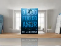 O livro 'O Lado Feio do Amor' centralizado em uma prateleira de madeira, cercado por outros volumes.