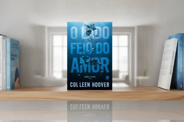 O livro 'O Lado Feio do Amor' centralizado em uma prateleira de madeira, cercado por outros volumes.