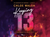 Capa de 'Keeping 13' com o número 13 texturizado em rosa sobre fundo esfumaçado roxo e vermelho.