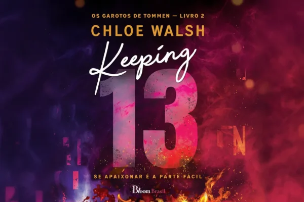 Capa de 'Keeping 13' com o número 13 texturizado em rosa sobre fundo esfumaçado roxo e vermelho.