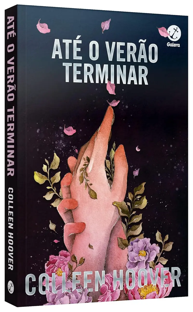 Livro Até o verão terminar aberto sobre uma superfície clara, com uma caneca e um cobertor ao fundo.