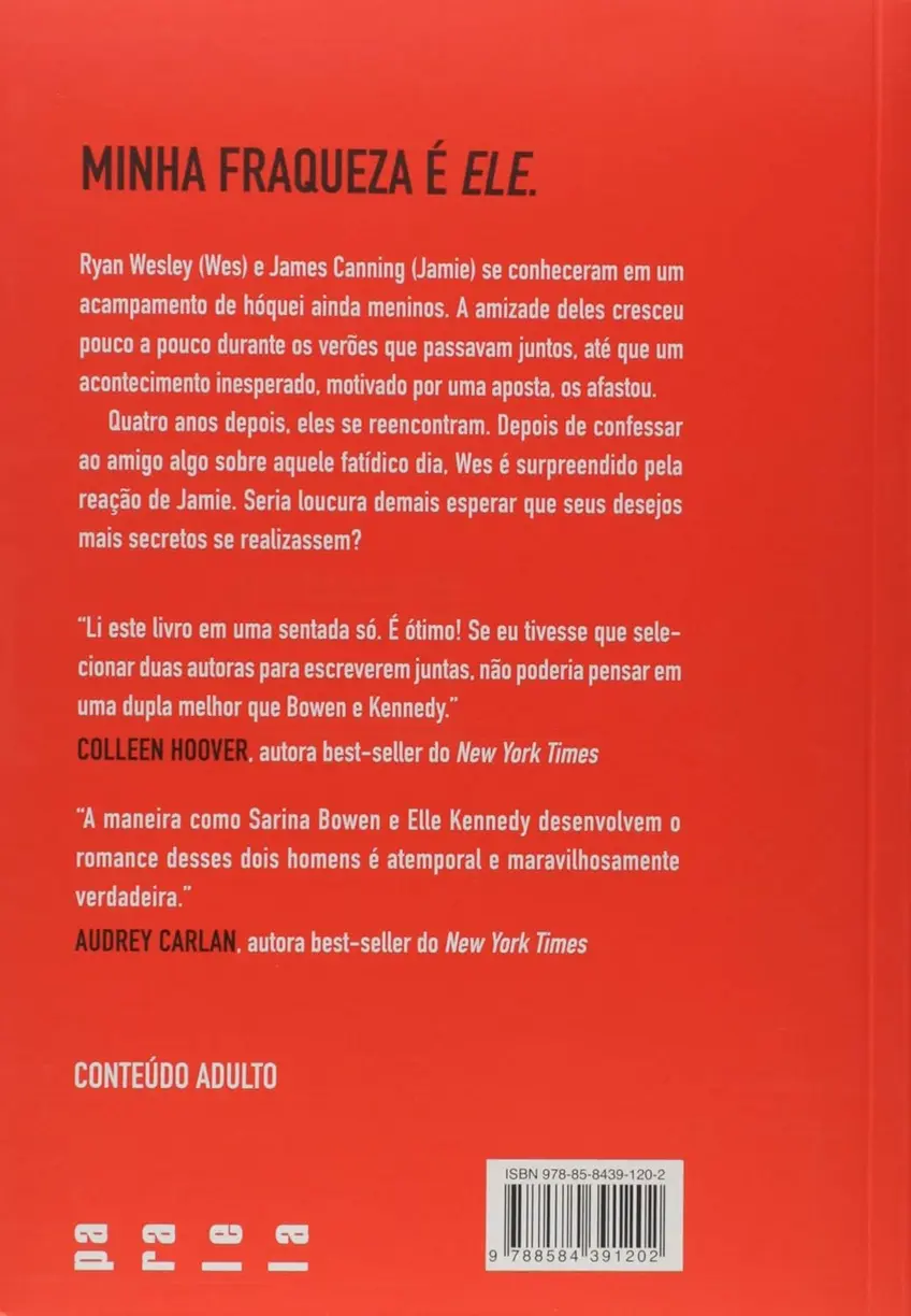 Livro Ele: Quando Ryan conheceu James aberto em uma superfície clara, com uma mão segurando-o.