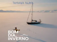 Cena de inverno com barco e pessoa na neve, "Bom dia, inverno".