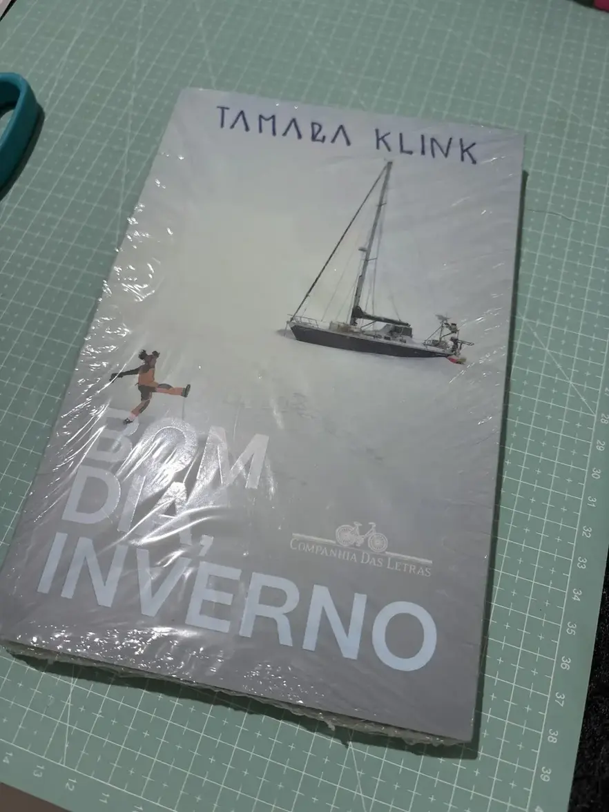 Detalhe da capa mole e lombada do Livro Bom dia, inverno de Tamara Klink