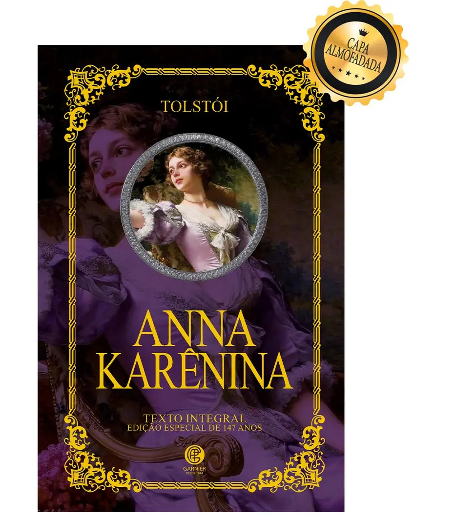 Livro Anna Karenina - Edição de Luxo Almofadada aberto em uma mesa de madeira com café e óculos.