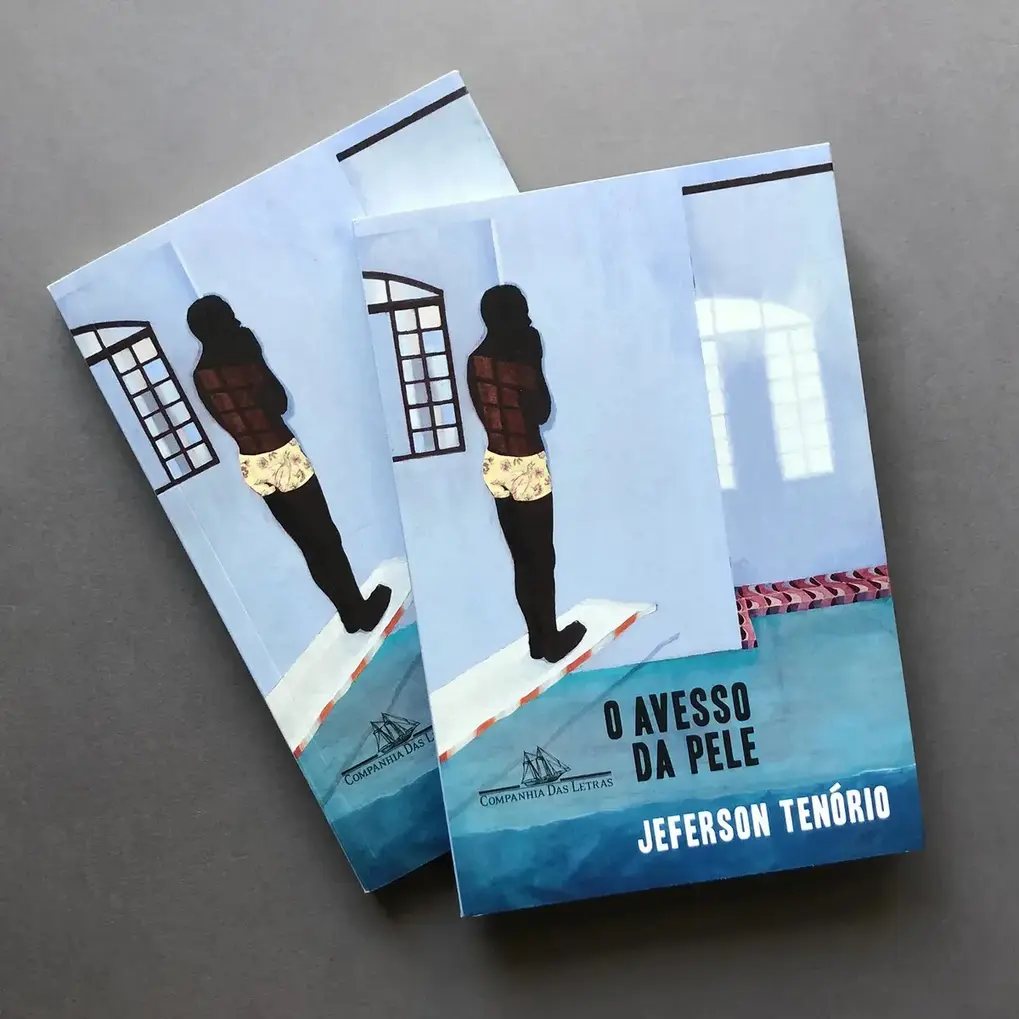 Lombada e contracapa do livro 'O Avesso da Pele' de Jeferson Tenório, com o logo da Companhia das Letras.