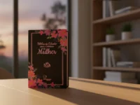 Bíblia de Estudo Para a Mulher sobre mesa de madeira, com pôr do sol e estante desfocados.