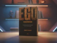 Livro "Ego Transformado" em destaque numa cena vibrante e moderna.