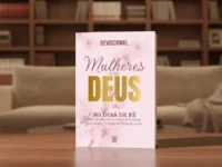 Capa de livro "Mulheres com Deus - 365 Dias de Fé" em sala elegante.