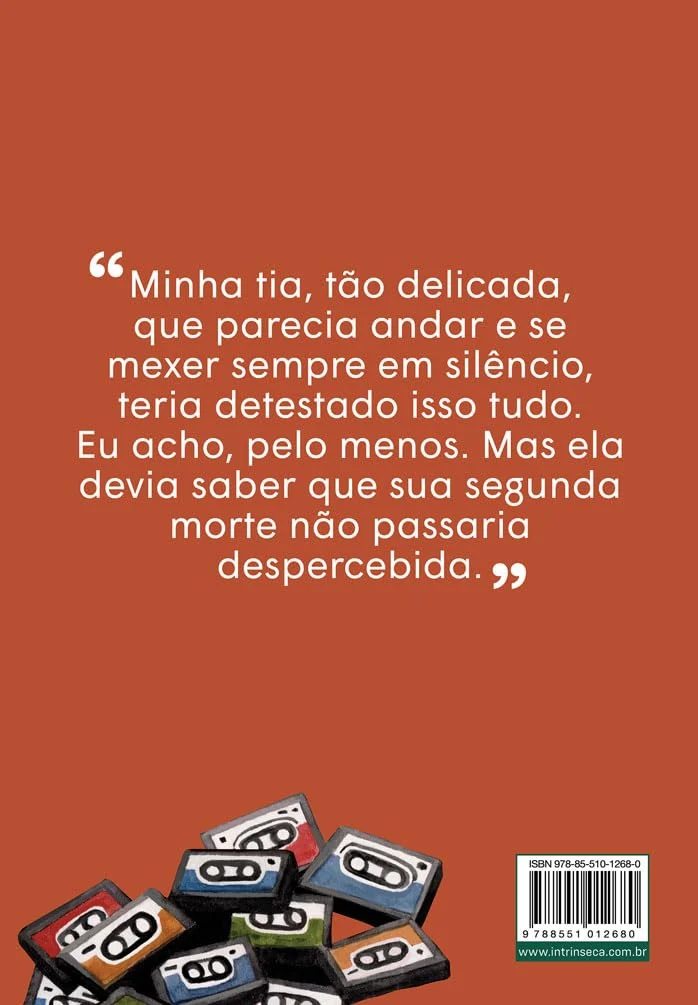Exemplar de Querida tia, de Valérie Perrin, em outro ângulo da edição brasileira da Intrínseca