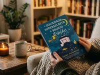 Ilustração de uma poltrona de leitura junto à janela, à noite, com xícara, plantas e pilha de livros de capa lisa